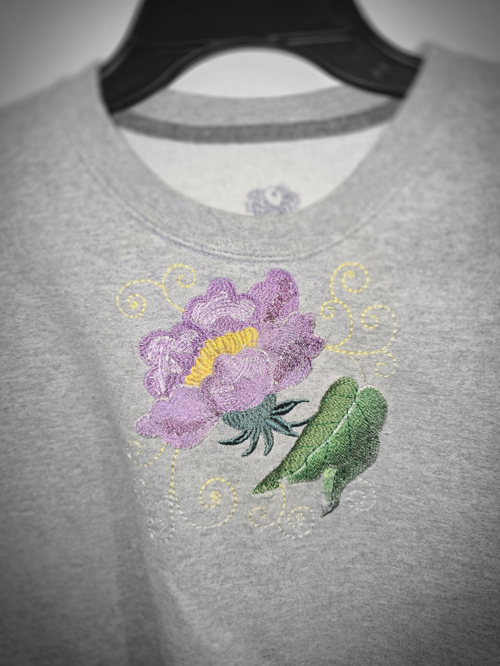 Fruit of the Loom Gray Embroidered Floral Crewneck Sweatshirt Size Medium - Picture 2 of 4